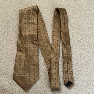 Calvin Klein men’s gold w/silver diamond design 100% silk tie / Box 10-55